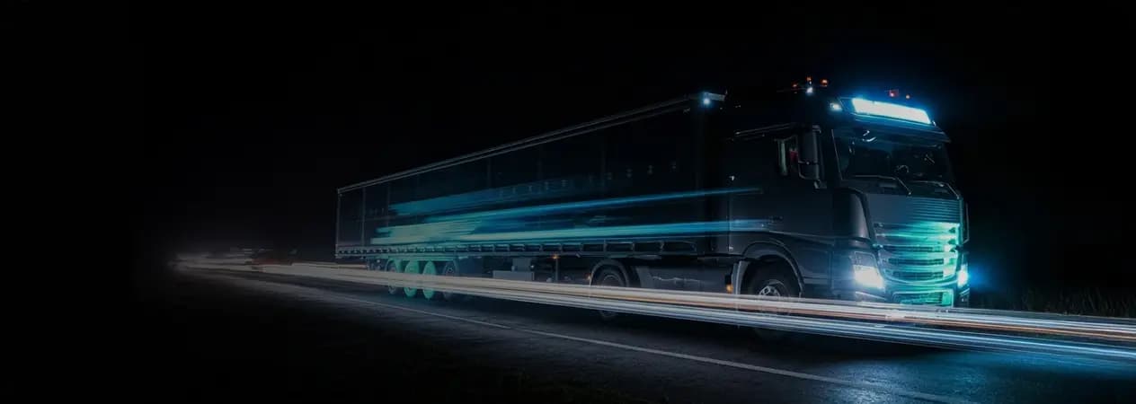 Caminhão em movimento noturno representando transporte de carga